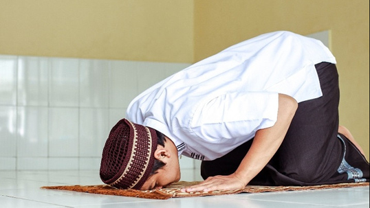 Mengganti Salat Orang yang Meninggal, Hukumnya?