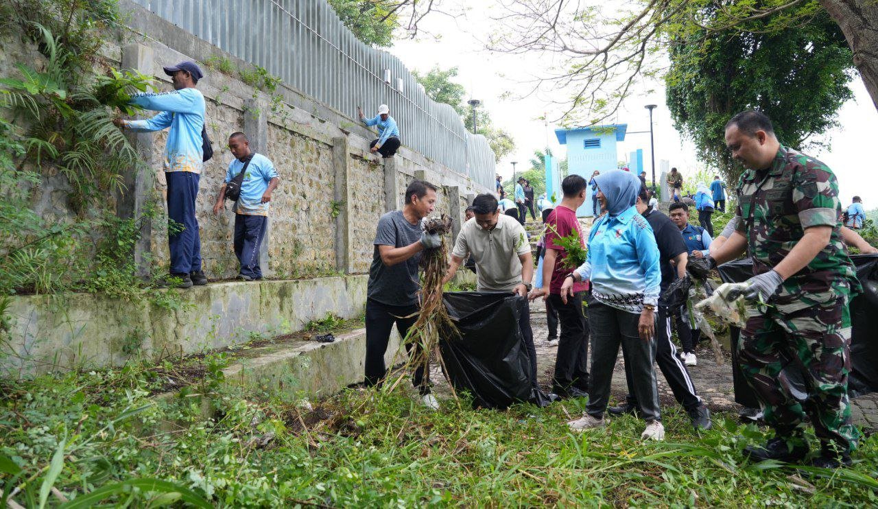 Dari Jalan Hingga Taman, Aksi Kerja Bakti Massal...