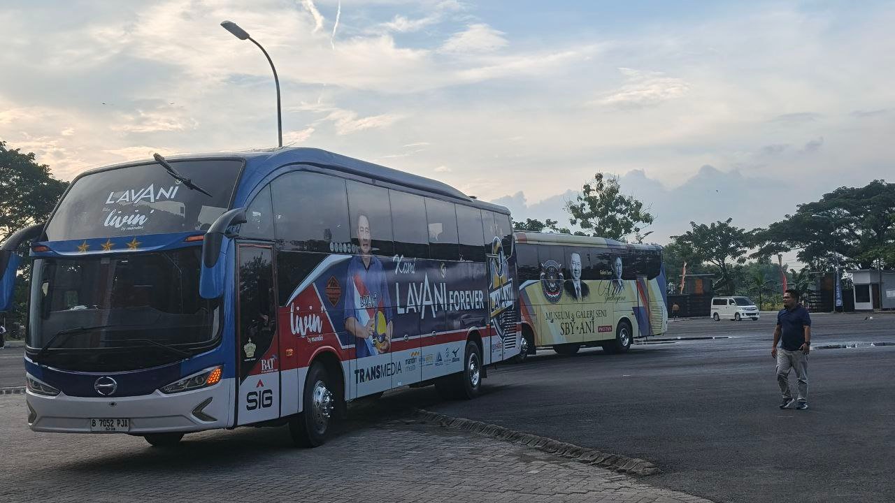 2 Bus LavAni Forever Parkir di GOR Bojonegoro,...