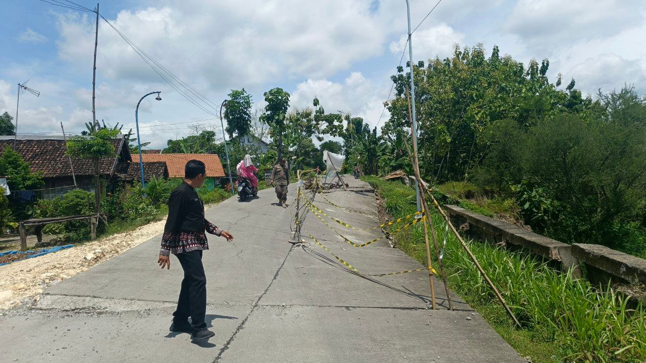 Longsor Perbatasan Desa Ngasem-Dukohkidul, Akses Jalan Poros Kecamatan Terancam Putus