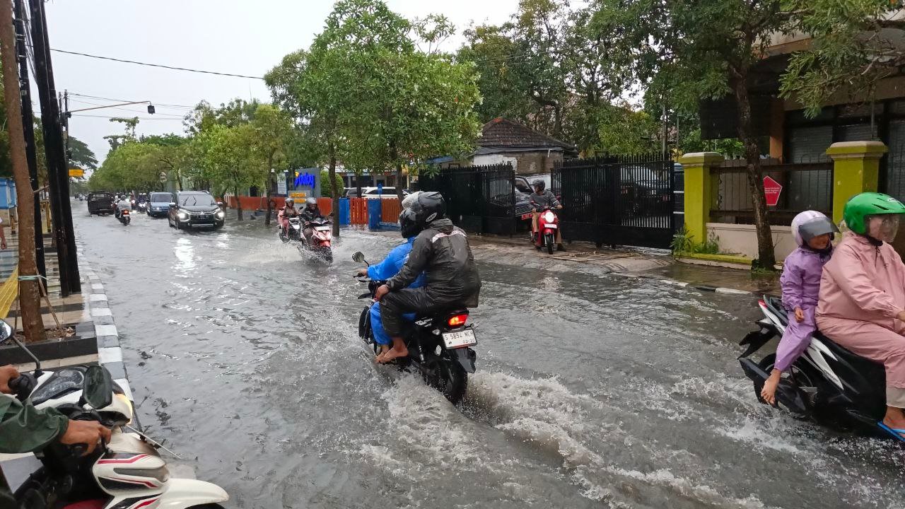 Hujan Deras, Jl. Pattimura Bojonegoro Berubah Jadi Kolam