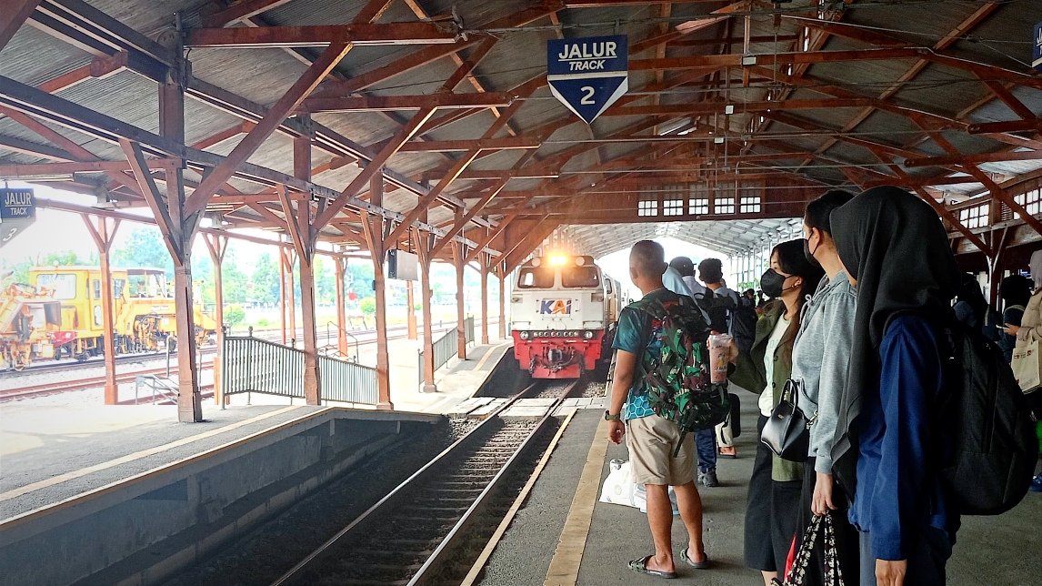 Ribuan Pemudik Padati Stasiun Bojonegoro, 18 Ribu Tiket...