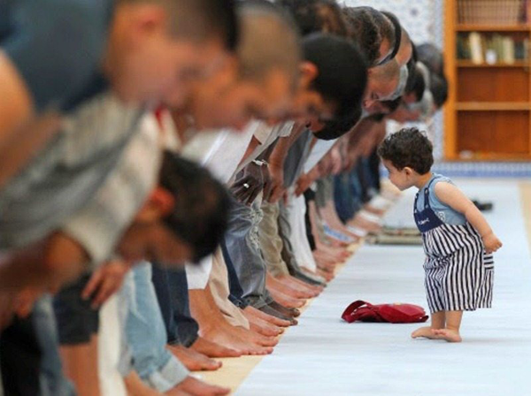 Mengajak Anak Kecil ke Masjid, Hukumnya?