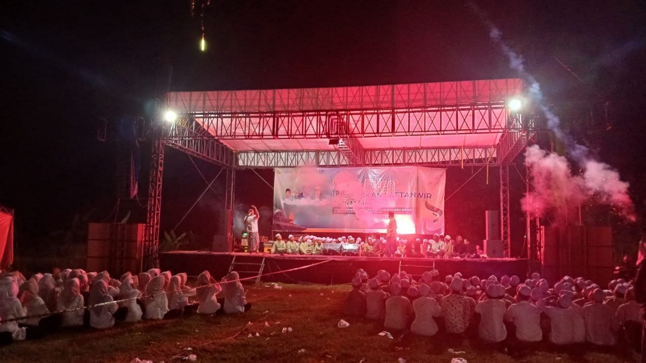 Gema Takbir dan Pesta Kembang Api di Bazar...