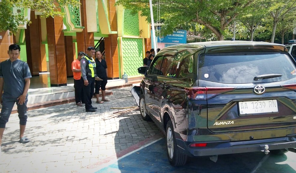 Bruuakk! Lima Siswi MTsN 1 Bojonegoro Ditabrak Mobil...