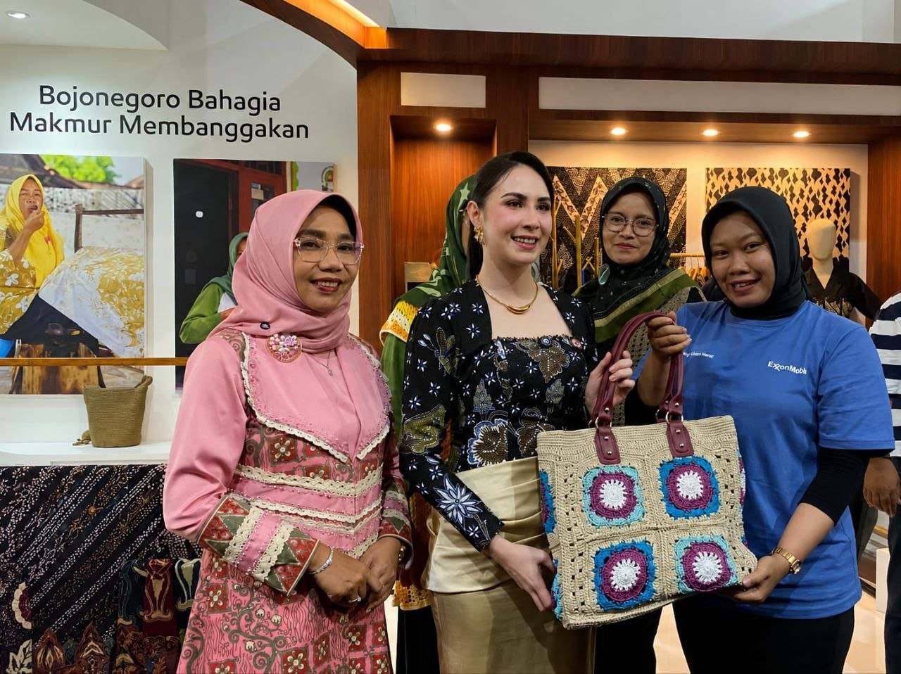 Tinjau Produk UMKM Binaan EMCL, Arumi: Semangat, Semoga...