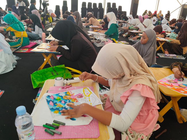 Ratusan Anak Ikuti Lomba Mewarnai di Hari ke...
