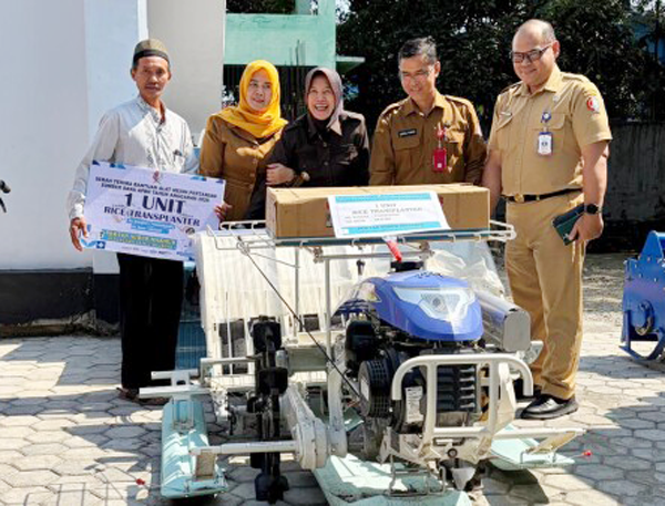 Wabup Bojonegoro Salurkan Bantuan Alsintan Bagi Petani untuk...