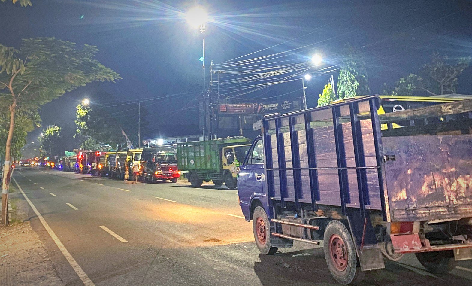 Berburu Solar, Antrean Kendaraan Mengular di Sejumlah SPBU...