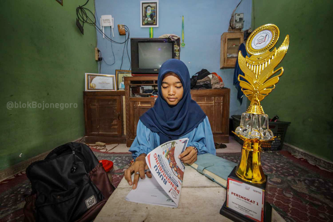 Diantara Rapor dan Panggung Monolog: Kisah Salsa Merajut...