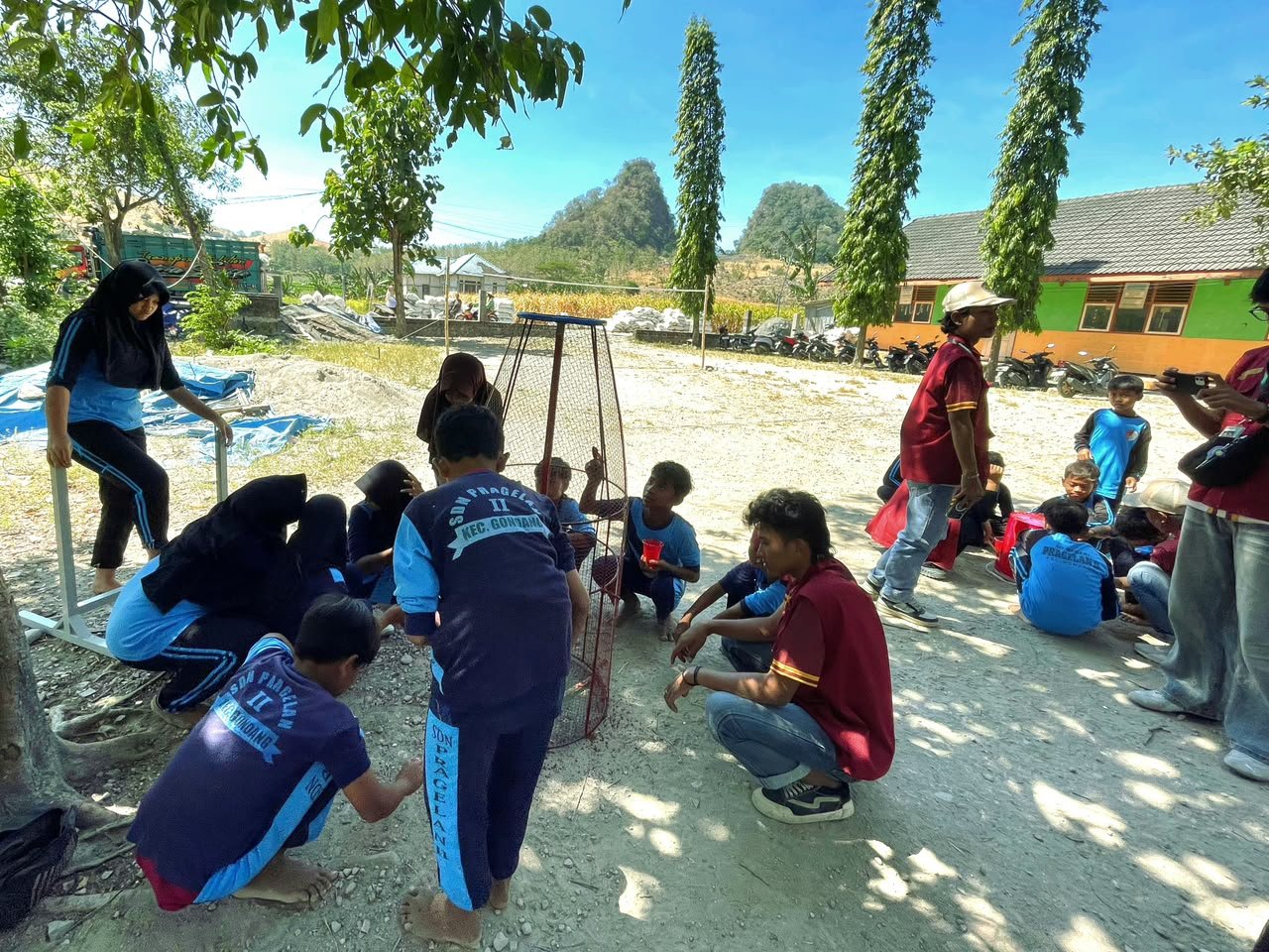 Tanamkan Kebiasaan Pilah Sampah, Mahasiswa KKN-TK Unigoro Gelar...