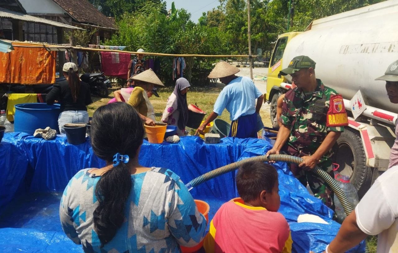 Hadapi Kemarau, Kodim 0813 Bojonegoro Distribusikan Air Bersih...