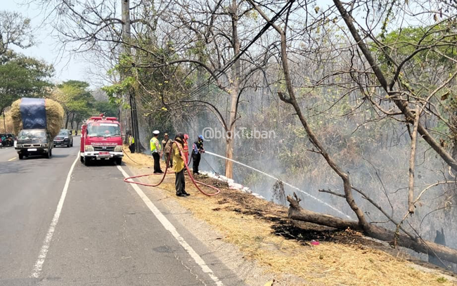 Hati-Hati..! Mobil Damkar Masih Tangani Karhutala di Pakah...