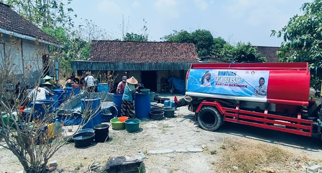 Senyum Bahaga Warga Dapat Kiriman Air dari Anggota...