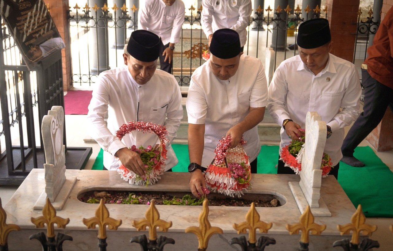 Sambut HJB ke-349, Bupati-Wabup Bojonegoro Ziarah ke Makam...