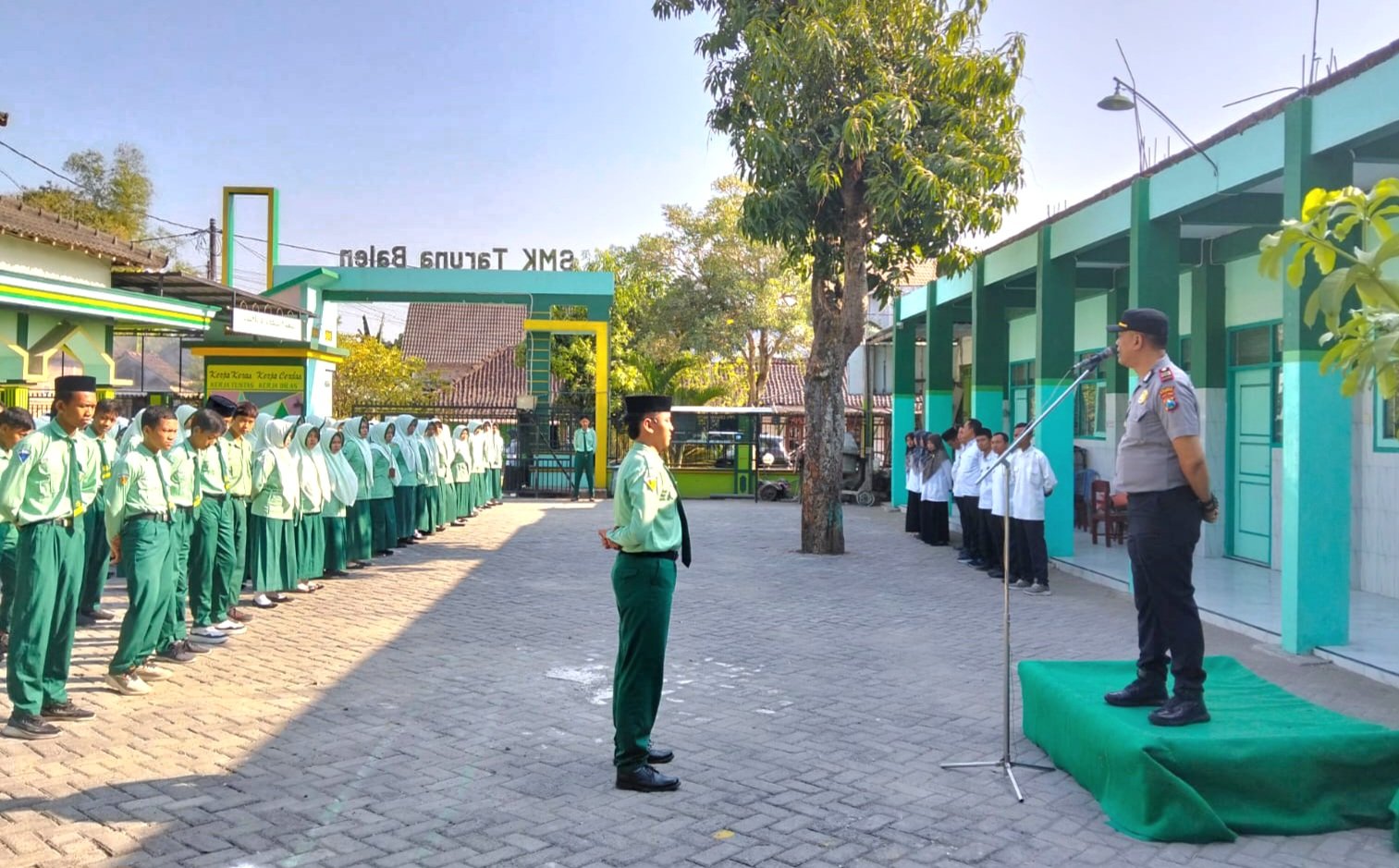 Kapolsek Balen Ingatkan Siswa SMK Taruna Tertib Lalu...