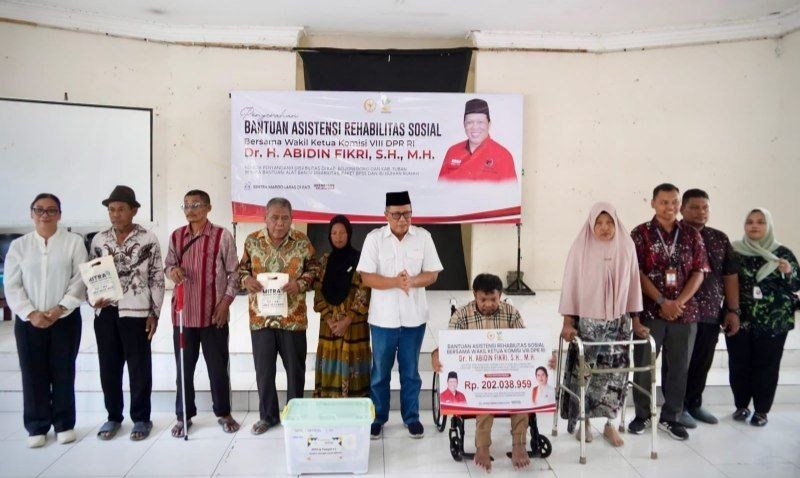 Abidin Fikri Salurkan Kursi Roda hingga Kaki Palsu...
