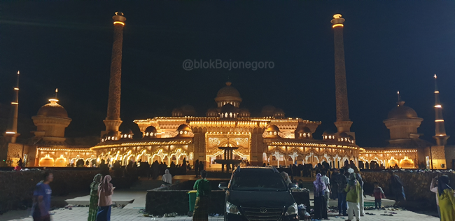 Ribuan Warga Berjubel di Masjid Wisata Religi Margomulyo