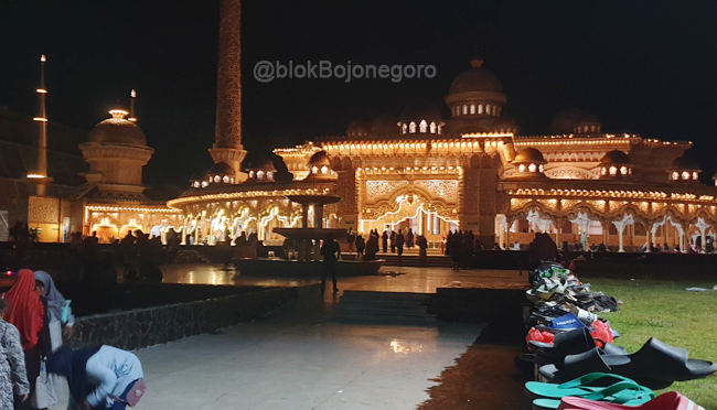 Sandal di Pagar Masjid Wisata Religi Margomulyo
