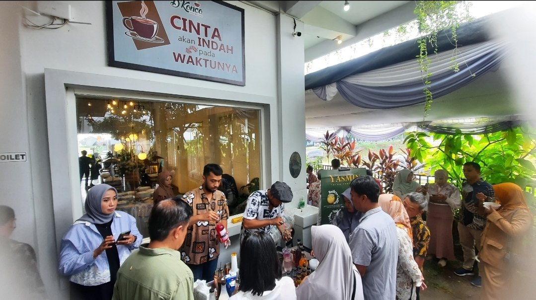 Yasmin Syrup Laris Manis Diserbu Pengunjung