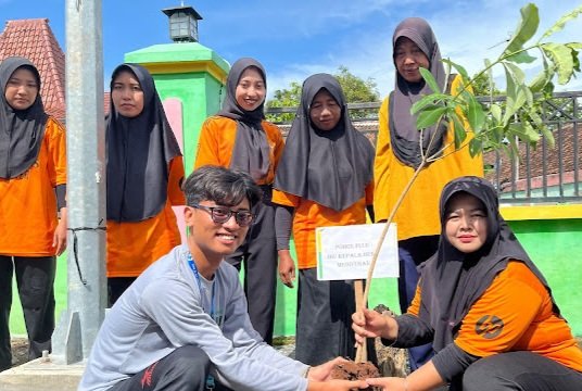 Mahasiswa UNUGIRI Bojonegoro Gerakkan Aksi Penghijauan bersama CDK Bojonegoro