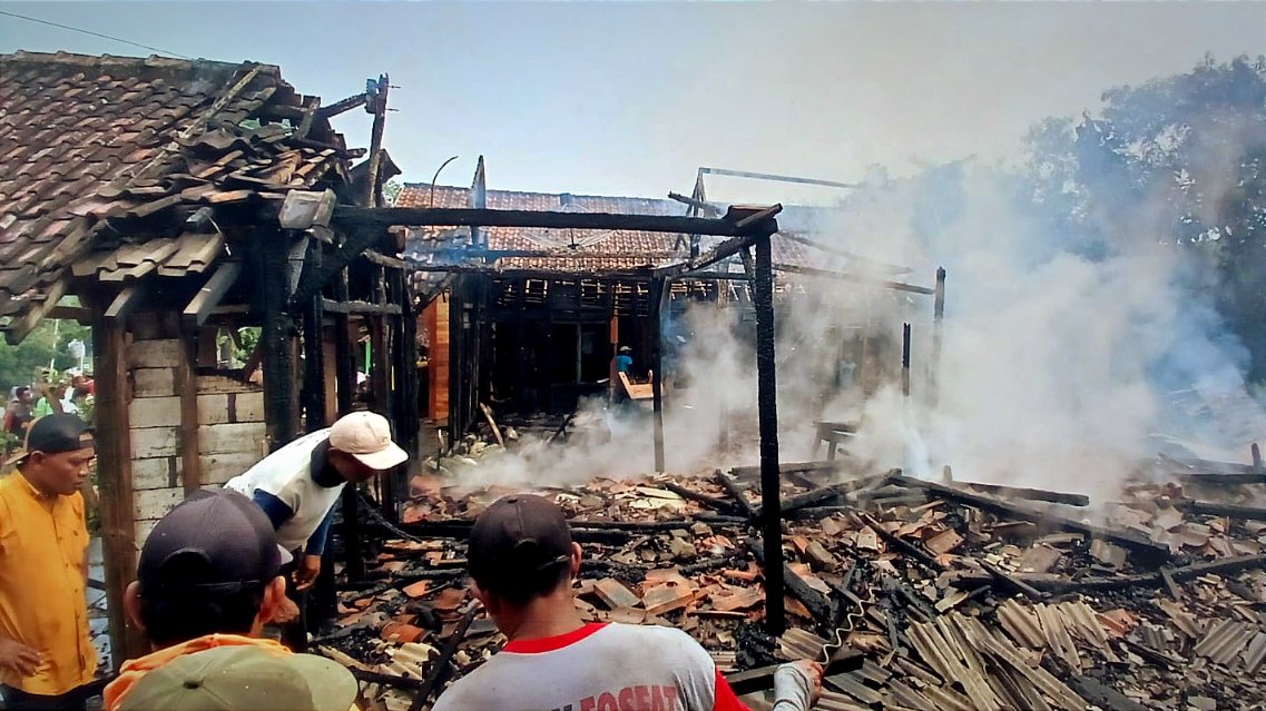 Lupa Matikan Bara Api, Rumah Warga Bojonegoro Ludes Dilalap Si Jago Merah