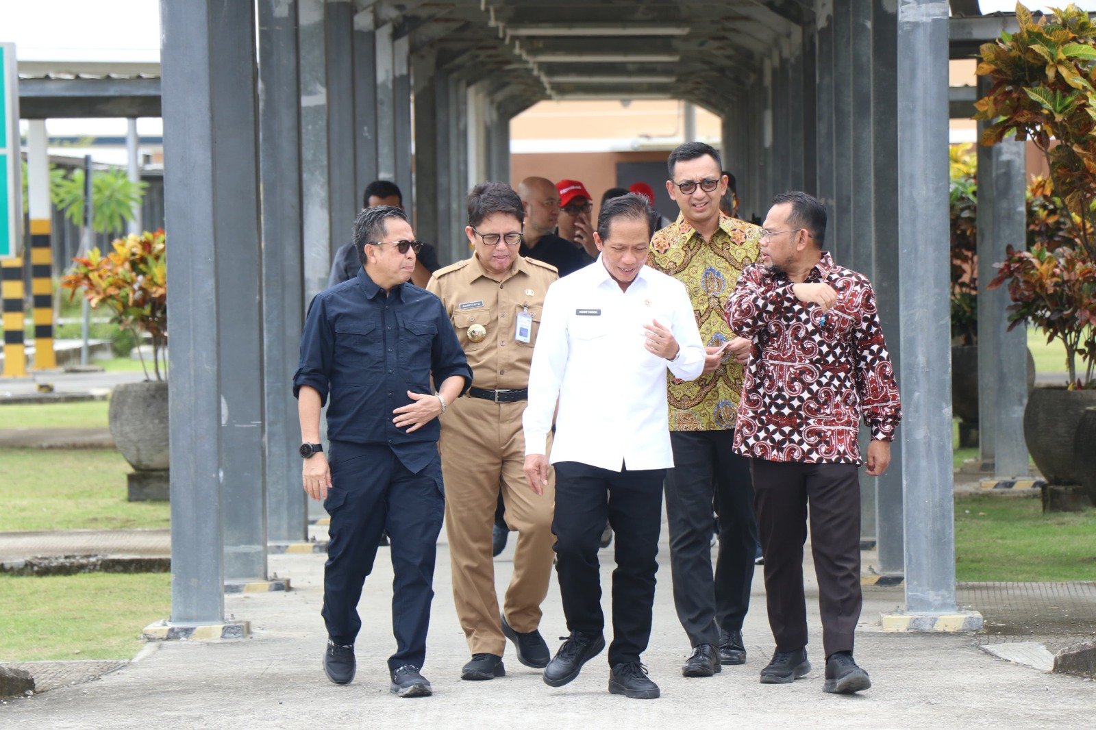 Pj. Bupati Bojonegoro Dampingi Menteri LHK Tinjau Sumur Minyak Tradisional Wonocolo