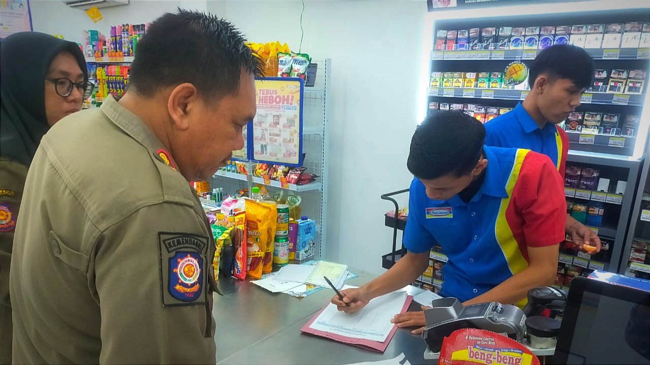 Tak Dihiraukan, Satpol-PP Bojonegoro Layangkan SP2 ke Toko Modern Bodong