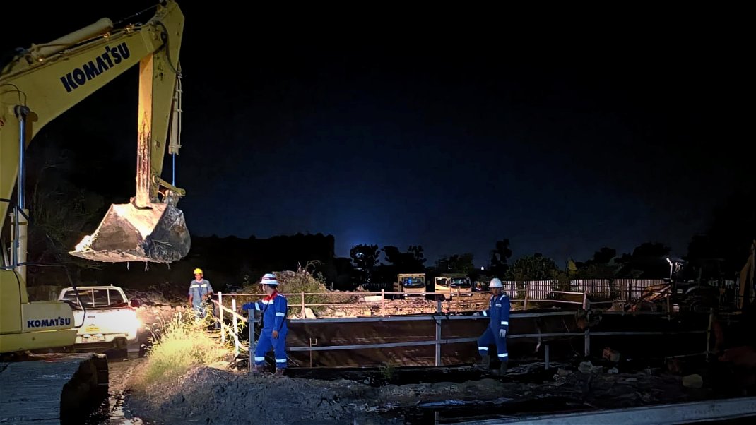Pertamina EP Sukowati Bersihkan Ceceran Solar yang Cemari Sawah Warga