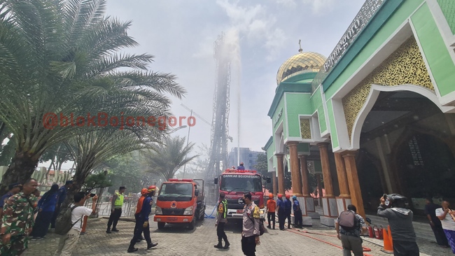 Diduga Korsleting Listrik, Menara Masjid Agung Tinggal Rangka