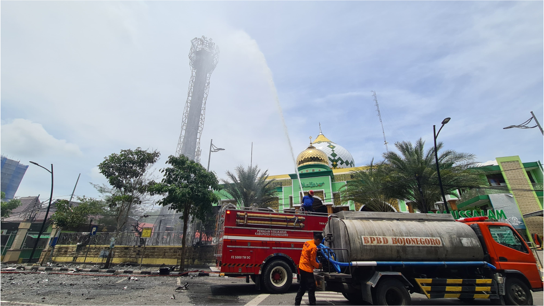 Detik-detik Menara Masjid Agung Bojonegoro Terbakar