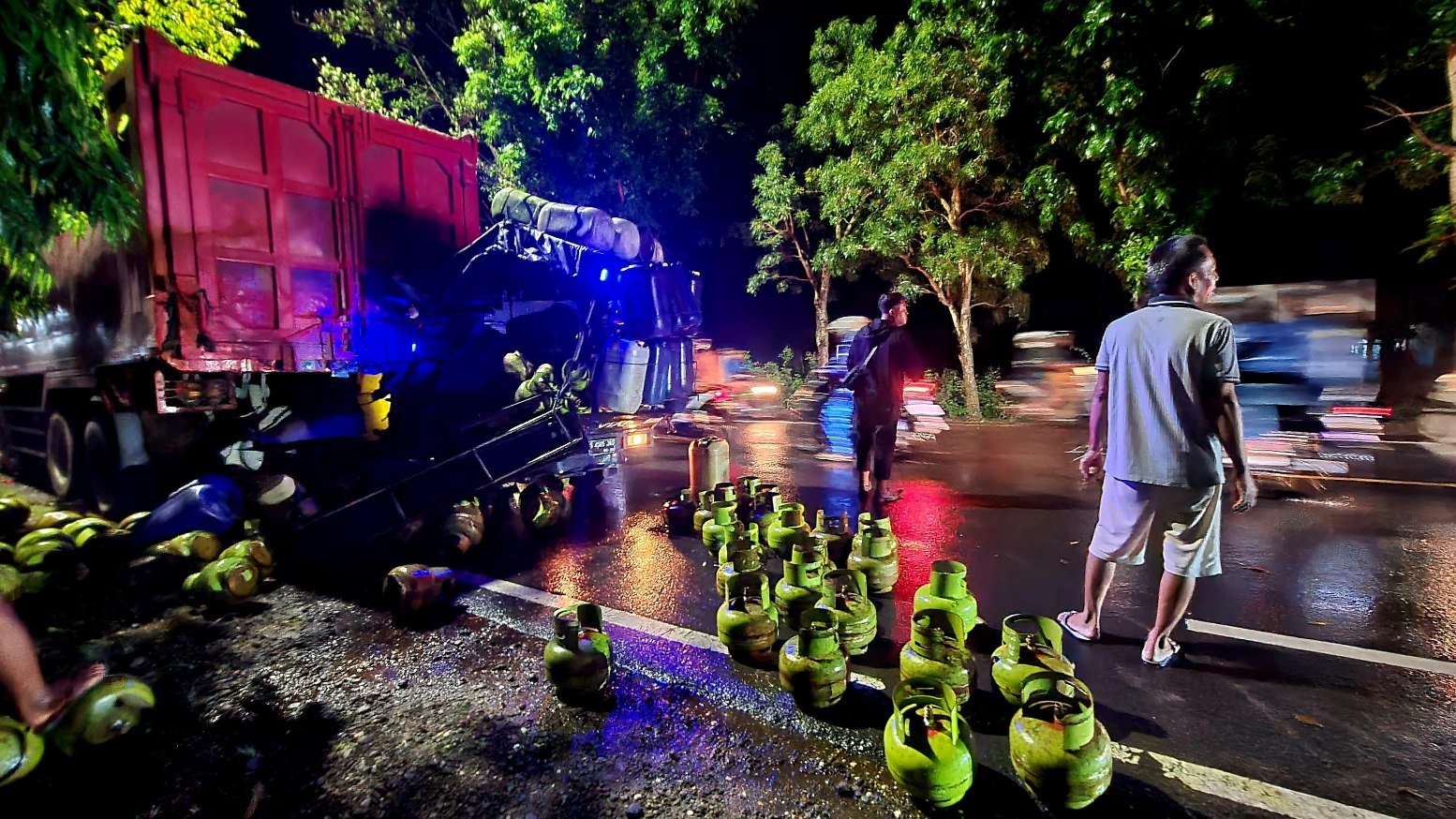 Tossa Muat Ratusan LPG di Bojonegoro Santap Truk Parkir di Badan Jalan, Korban Meninggal