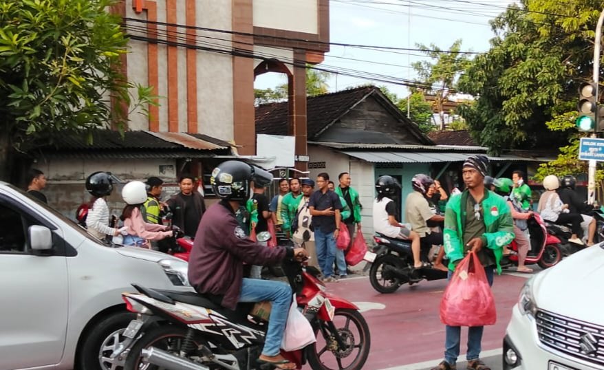 Berbagi Berkah Ramadan, Komunitas Grab Bojonegoro Bagikan Takjil