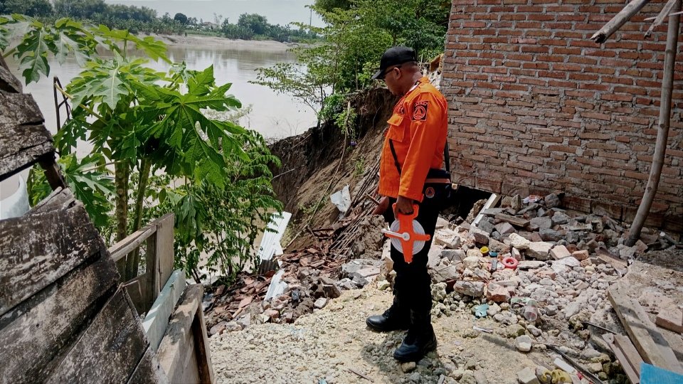 Hujan Deras, 2 Dapur Warga Sarirejo Longsor ke Bengawan Solo