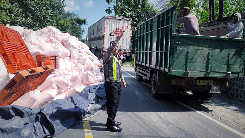 Tak Kuat Nanjak, Truk Muat Pupuk Terguling di Jalan Bojonegoro-Ngawi