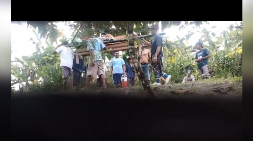 Jalan Rusak Parah, Warga Bojonegoro Ditandu 6 Kilometer Usai Melahirkan