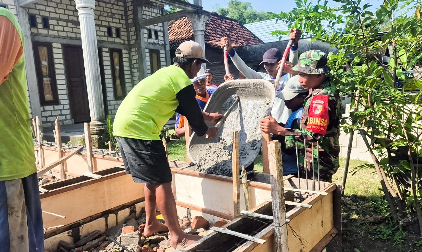 Kolaborasi TNI Koramil Sumberrejo Bojonegoro Bareng Warga Margoagung Lakukan Pengecoran Pondasi Musholla