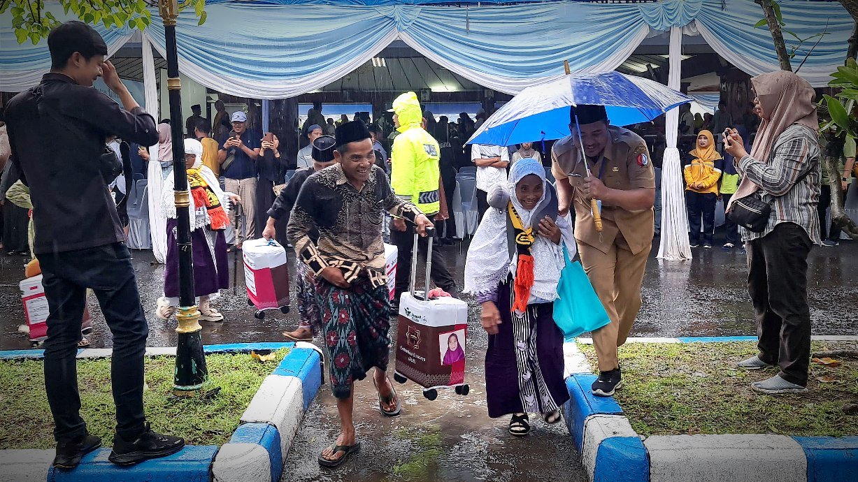 Keberangkatan CJH Bojonegoro Diiringi Rintik Hujan