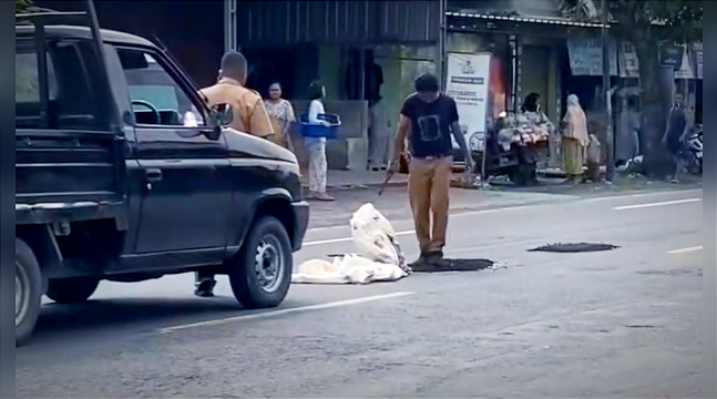 Viral! Penambalan Jalan Bojonegoro-Babat Diinjak-injak