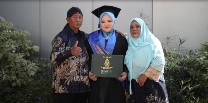 Alumni Attanwir Bojonegoro Ini Raih IPK 3,96 dan Jadi Lulusan Terbaik UIN Walisongo