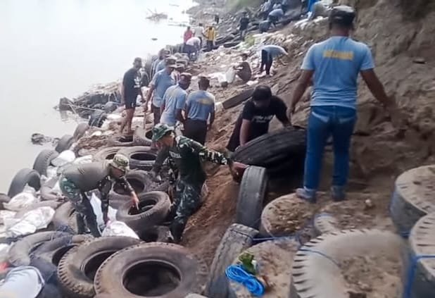 Rawan Longsor, Babinsa Koramil Padangan dan Warga Desa Banjarjo Pasang Tanggul Penahan