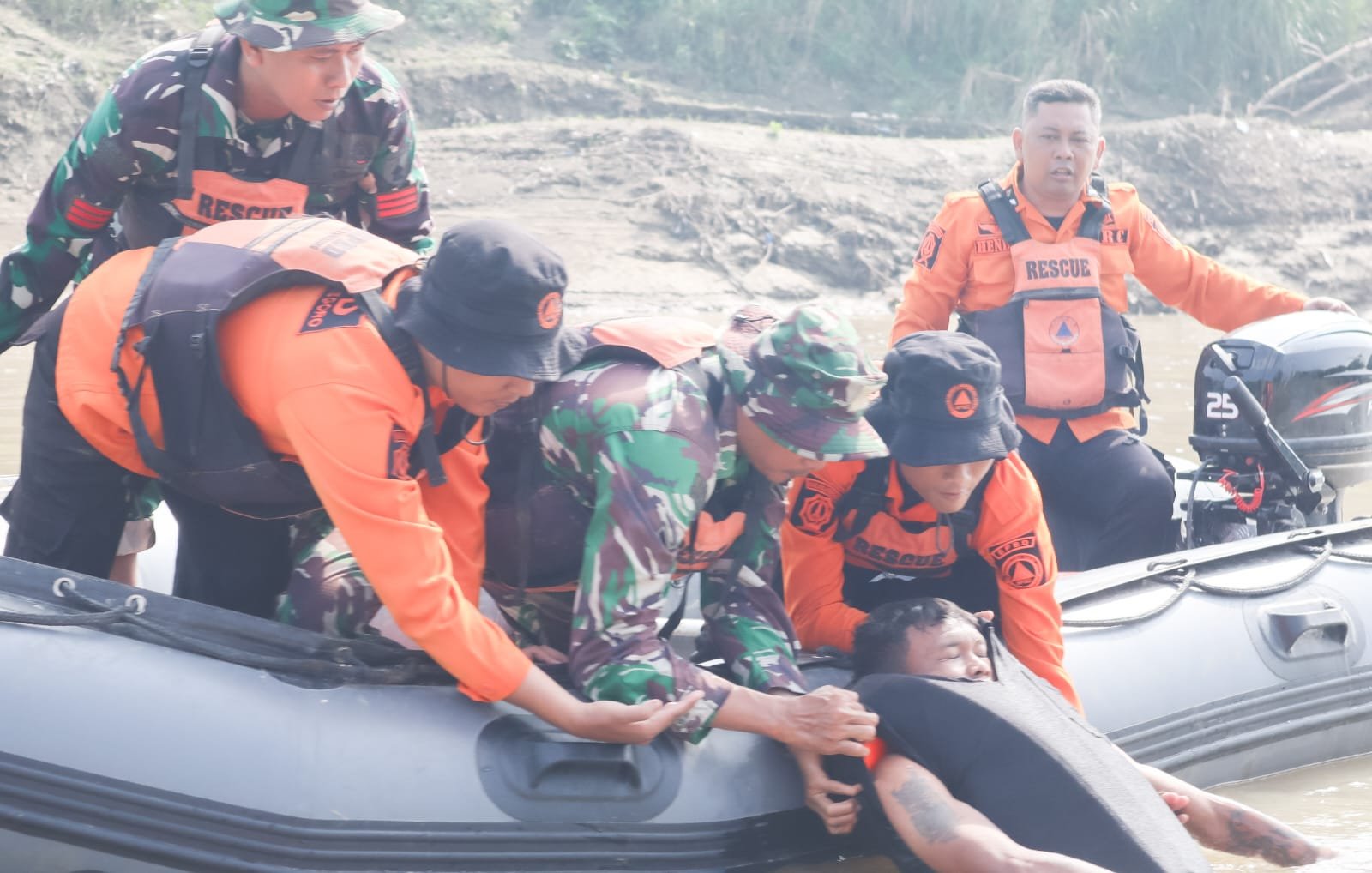 Kodim Bojonegoro Latih Kesiapsiagaan Prajurit Hadapi Bencana Banjir Bengawan Solo