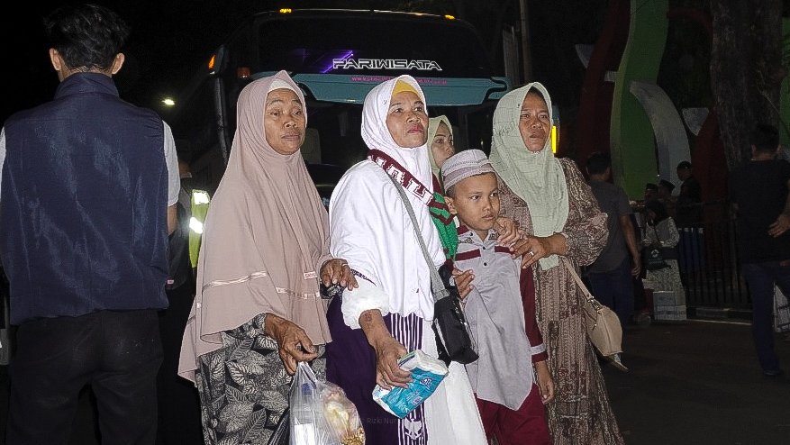 Pelukan dan Air Mata Iringi Kedatang Jamaah Haji Bojonegoro