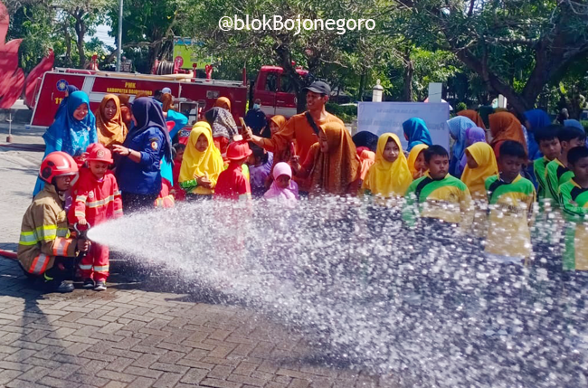 Siswa asal Desa Sarangan Belajar Jadi Pemadam Kebakaran