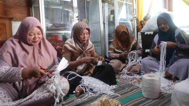 Merajut Sampah Jadi Berkah, Perempuan Bojonegoro dan Tuban Ubah Plastik Bekas Jadi Barang Mewah