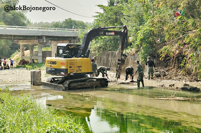 Jaga Air Baku, TNI Bersama Warga Rehabilitasi Check Dam Sekonang