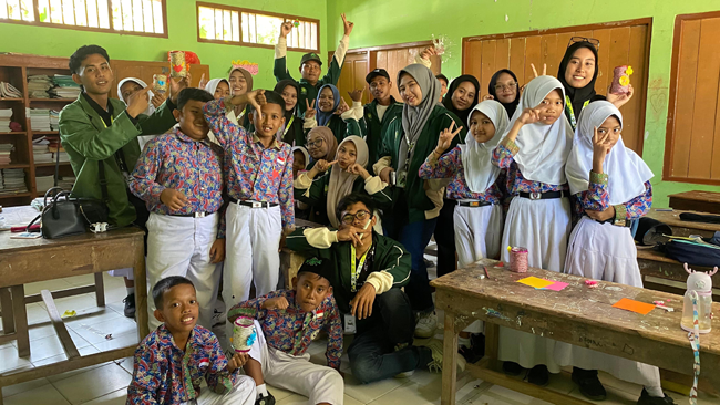 Latih Siswa SDN Sranak Kelola Limbah Plastik dan Kertas Jadi Tempat Pensil
