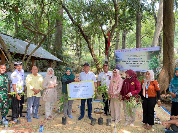 Bupati Bojonegoro Tanam Pohon Bersama Mahasiswa KKNTK-21 UNIGORO di Desa Klino