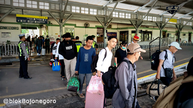Ribuan Penumpang Naik-Turun di Stasiun Bojonegoro, KAI Operasikan KA Tambahan
