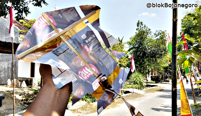 Kreatif, Jual Layang-Layang Rp2.000, Murah Meriah